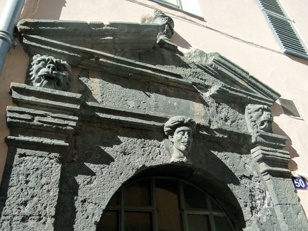 Porte en serpentine - Saint-Tropez